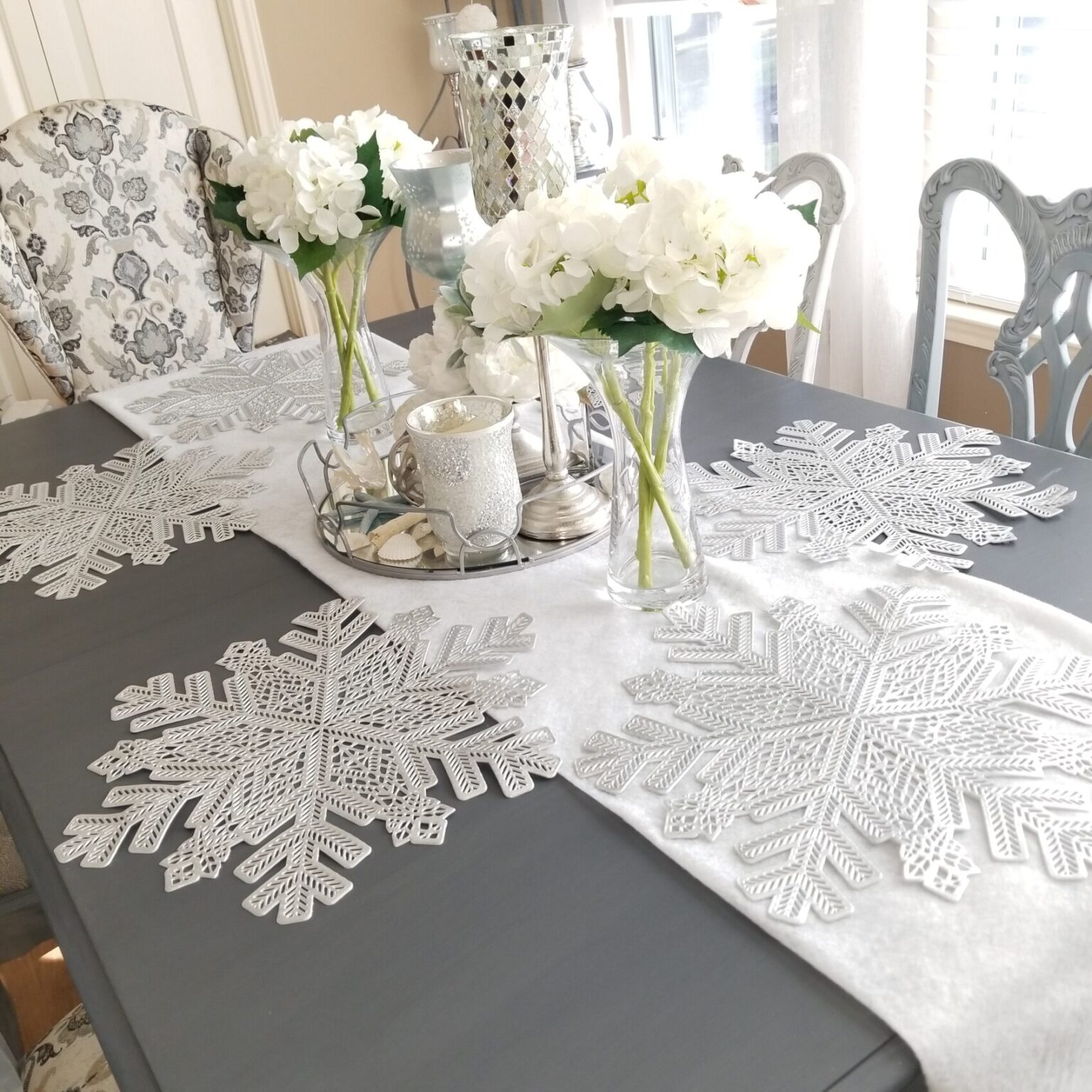 https://lanidoesit.com/dining-room-christmas-decor-tour/