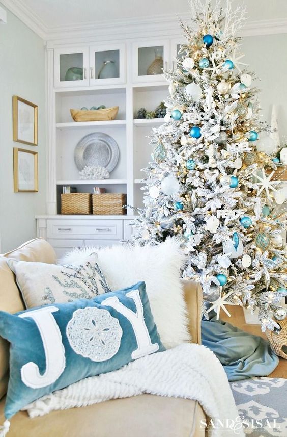 12 Coastal Beach Christmas Tree Decor Themes