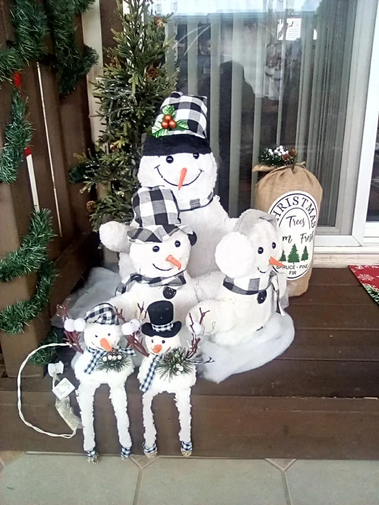 How to Style Black and White Christmas Decor That Feels Luxe, Not Basic