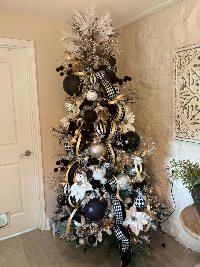 How to Style Black and White Christmas Decor That Feels Luxe, Not Basic