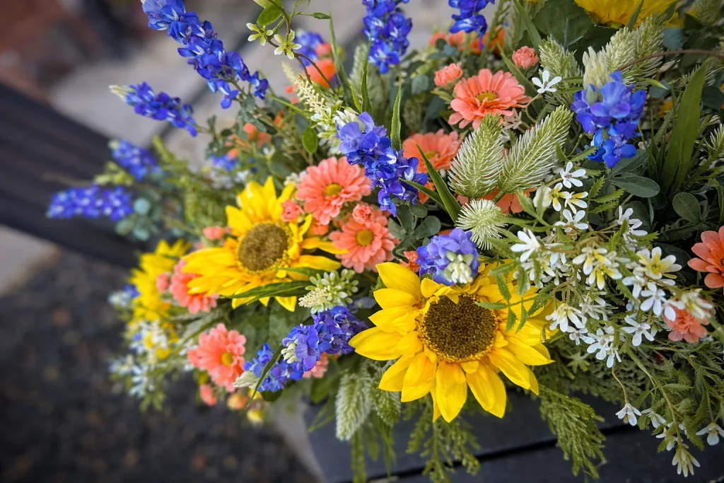 10 Best Wildflowers For Beautiful Centerpieces For Any Occasions