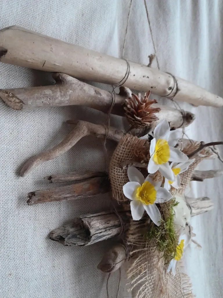 How to Easily Decorate with Driftwood, Pods & Pinecones