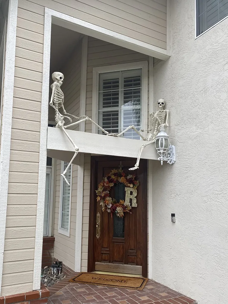 Outdoor Skeleton Halloween Decoration Ideas - Beautiful Ways to Use Skeletons in Your Halloween Decor